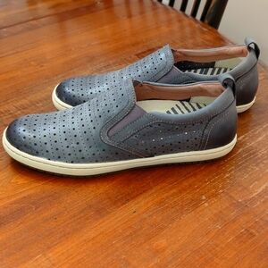 Taos Court Leather slip on sneaker